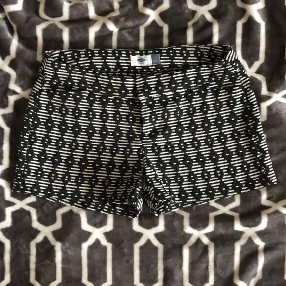 Old Navy Black & White Patterned Shorts Size 2 - Picture 3 of 8